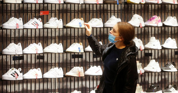 Cuántas horas de trabajo se necesitan para comprar un par de zapatillas en la Argentina y en otros países