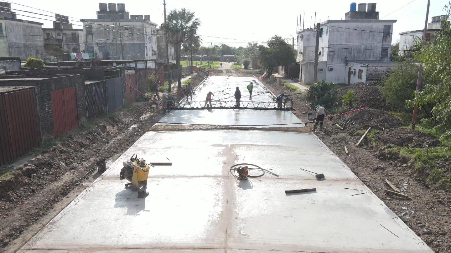 VIALIDAD PROVINCIAL EJECUTA 15 CUADRAS DE PAVIMENTO EN EL BARRIO UPCP DE RESISTENCIA