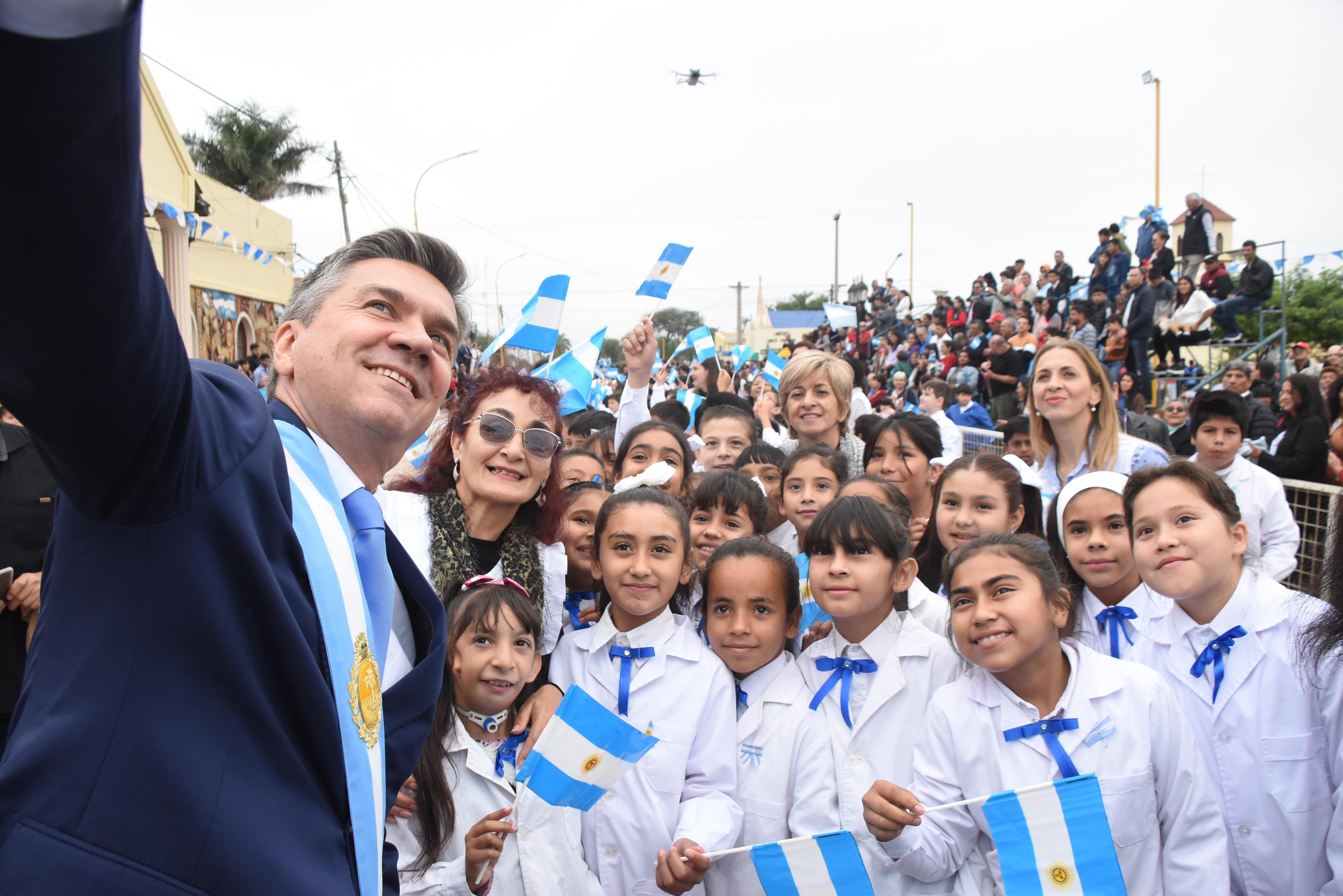 SANTA SYLVINA: ZDERO PRESIDIÓ EL ACTO CENTRAL POR EL DÍA DE LA BANDERA 