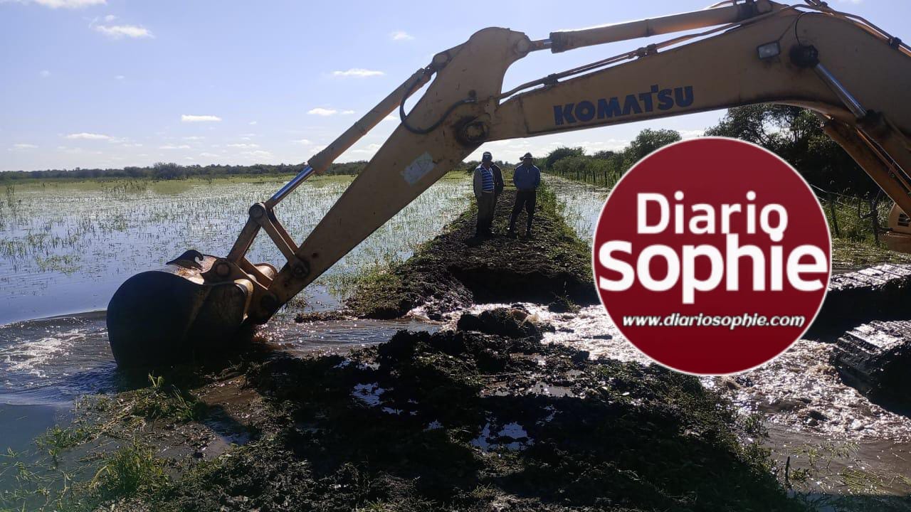 PRESIDENCIA DE LA PLAZA: OPERATIVO DE LA APA LIBERÓ UN TERRAPLÉN ILEGAL QUE ACUMULABA AGUA E INUNDABA LA ZONA RURAL