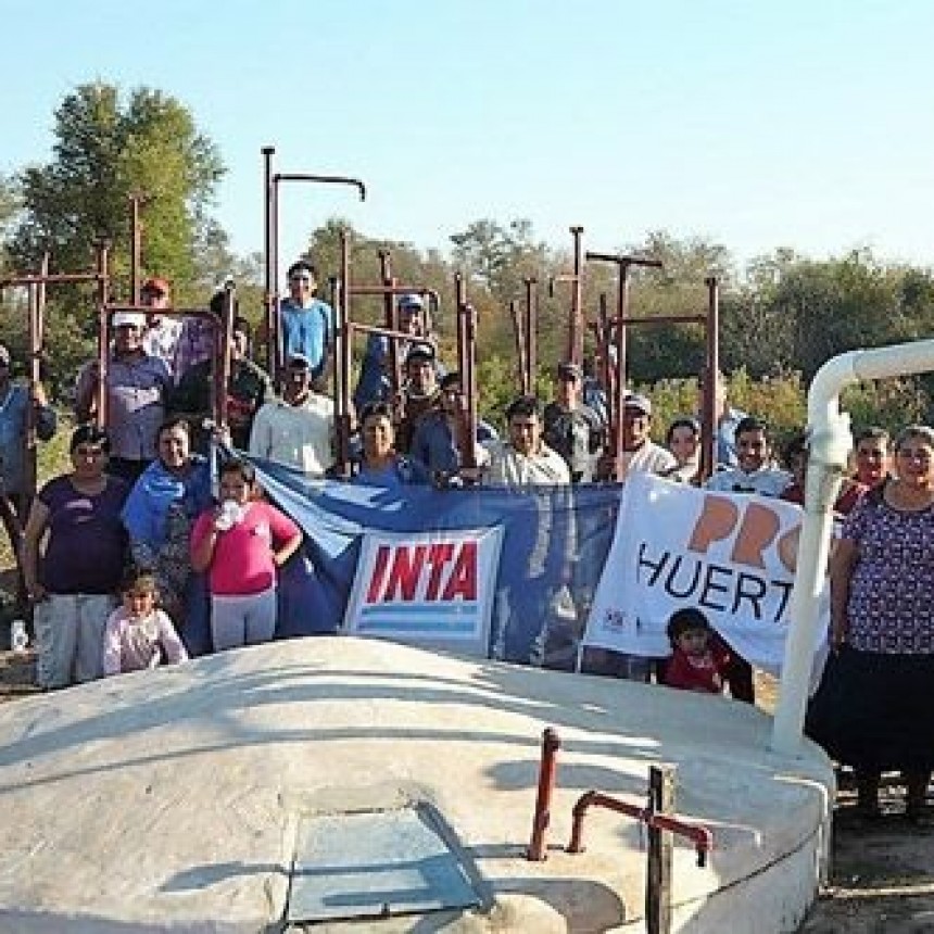 Pequeños productores construyen bombas manuales para extraer agua