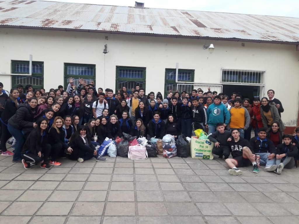 Estudiantes del Secundario Felix Frias Entregaron Donaciones a Estudiantes de la EES N° 124 de Colonia J. J. Paso.