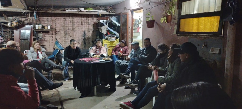 EDUARDO AGUILAR, CANDIDATO A INTENDENTE SE REUNIÓ CON VECINAS Y VECINOS DEL BARRIO GUIRALDES.