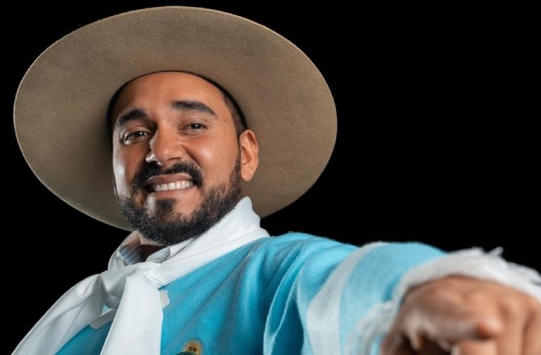 Lázaro Caballero llega al teatro Vorterix de Buenos Aires con nuestra música del monte.