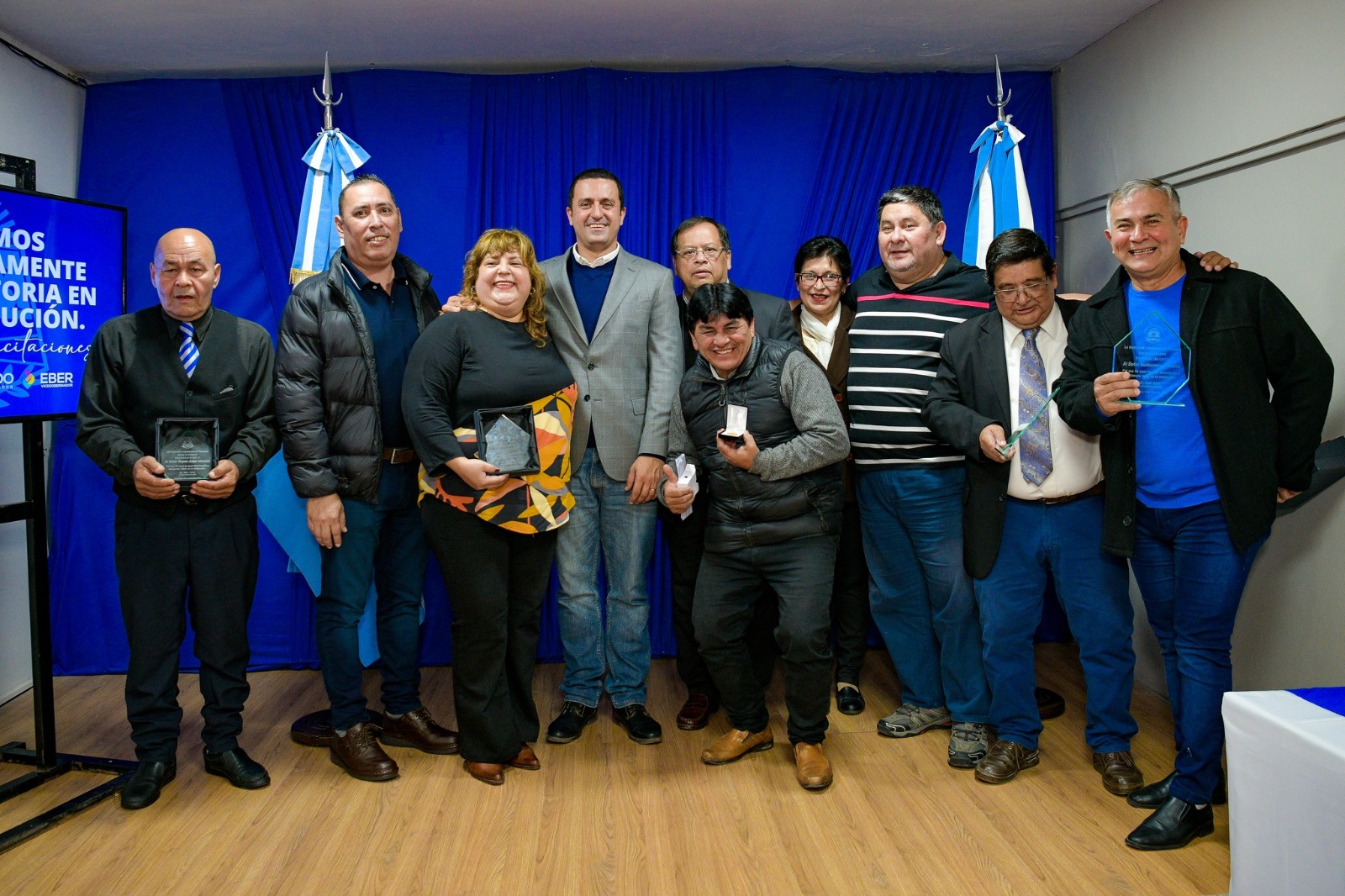 Solís reconoció la trayectoria de trabajadores de la Legislatura provincial.