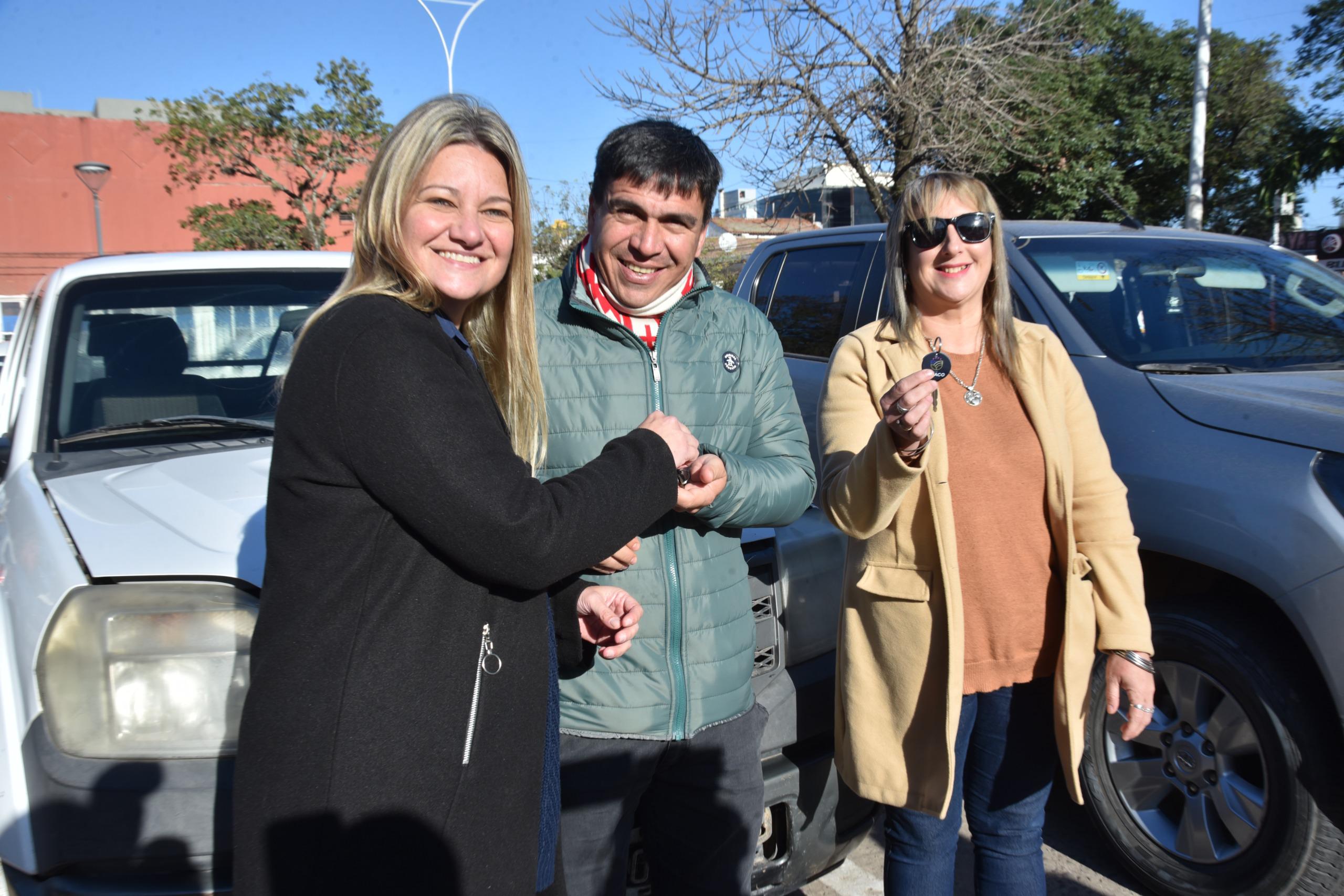 EL GOBIERNO PROVINCIAL ENTREGÓ VEHÍCULOS RECUPERADOS A LOS MUNICIPIOS DE LA VERDE Y COLONIA POPULAR