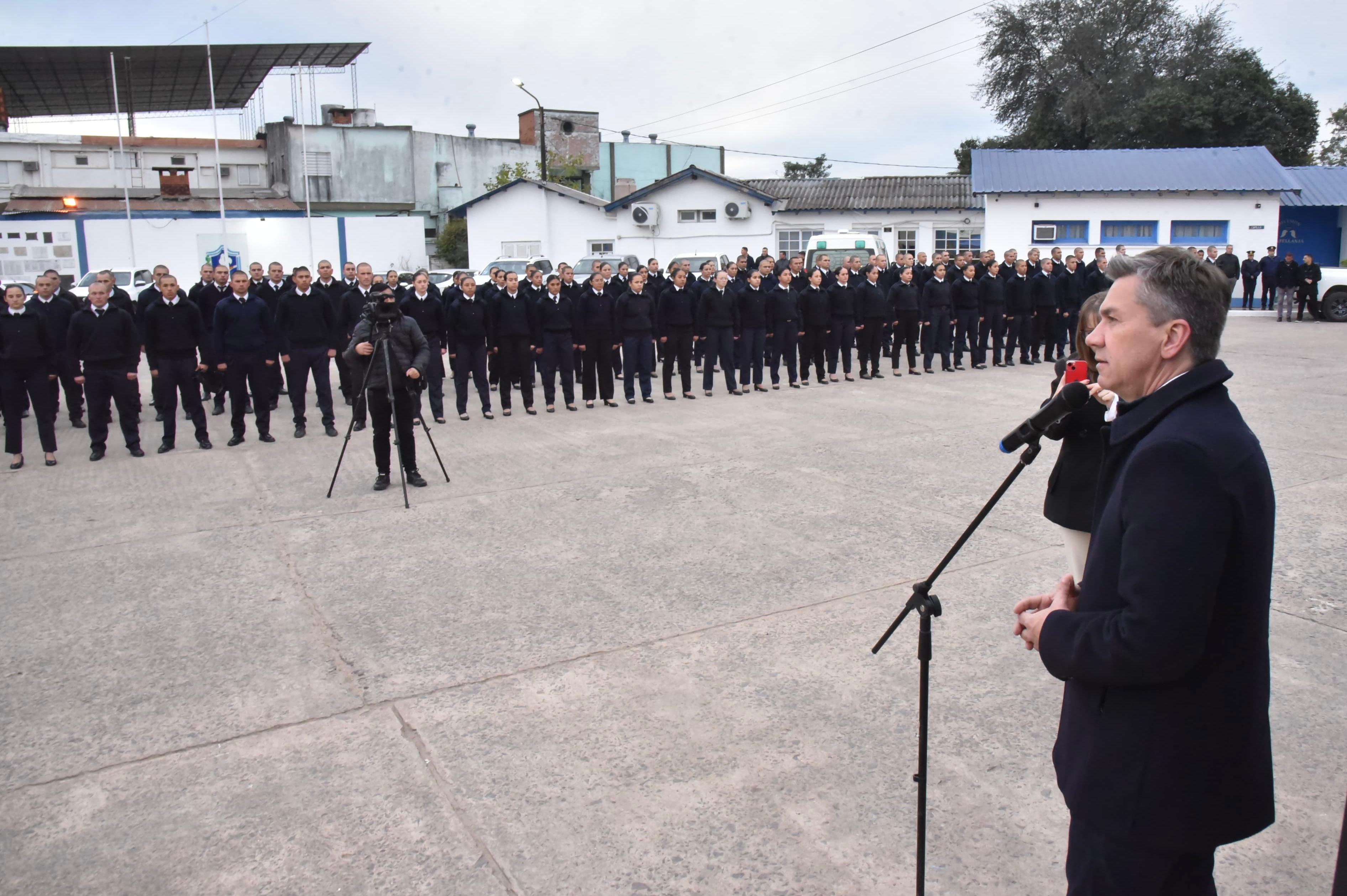 EL GOBERNADOR ZDERO ENTREGÓ UNIFORMES A FUTUROS AGENTES DE LA POLICÍA DEL CHACO