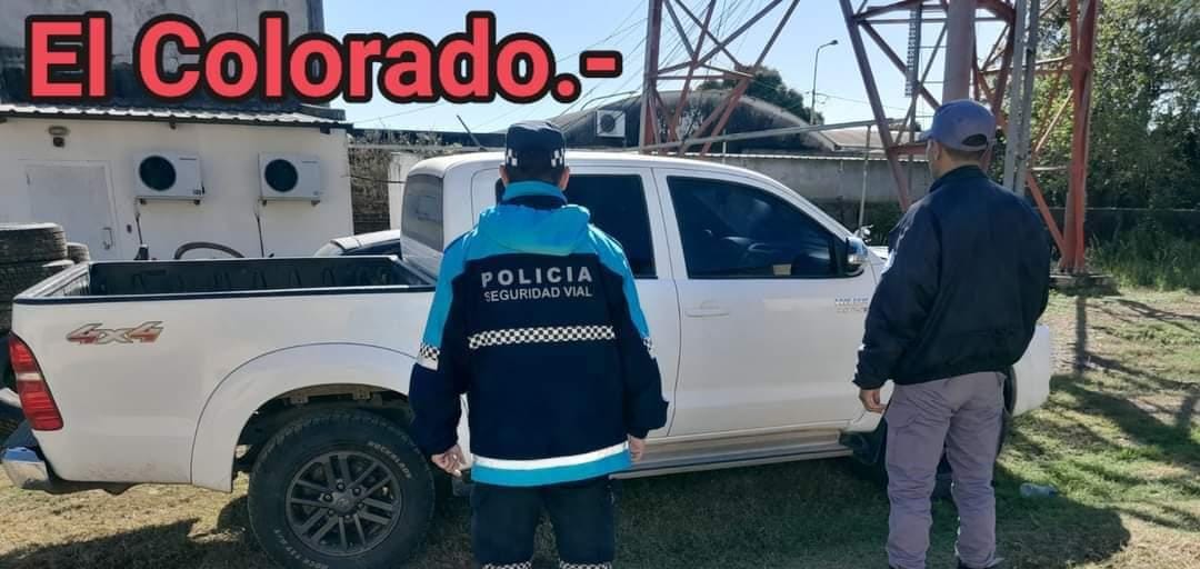 Policía secuestra camioneta con documentación falsa en El Colorado.