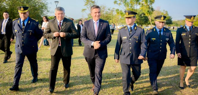 VUELTA DE PÁGINA Y PUESTA EN VALOR DE LA TAREA POLICIAL: EL GOBERNADOR ZDERO TOMÓ JURAMENTO A LOS NUEVOS EGRESADOS DE LA ESCUELA DE POLICÍA DEL CHACO