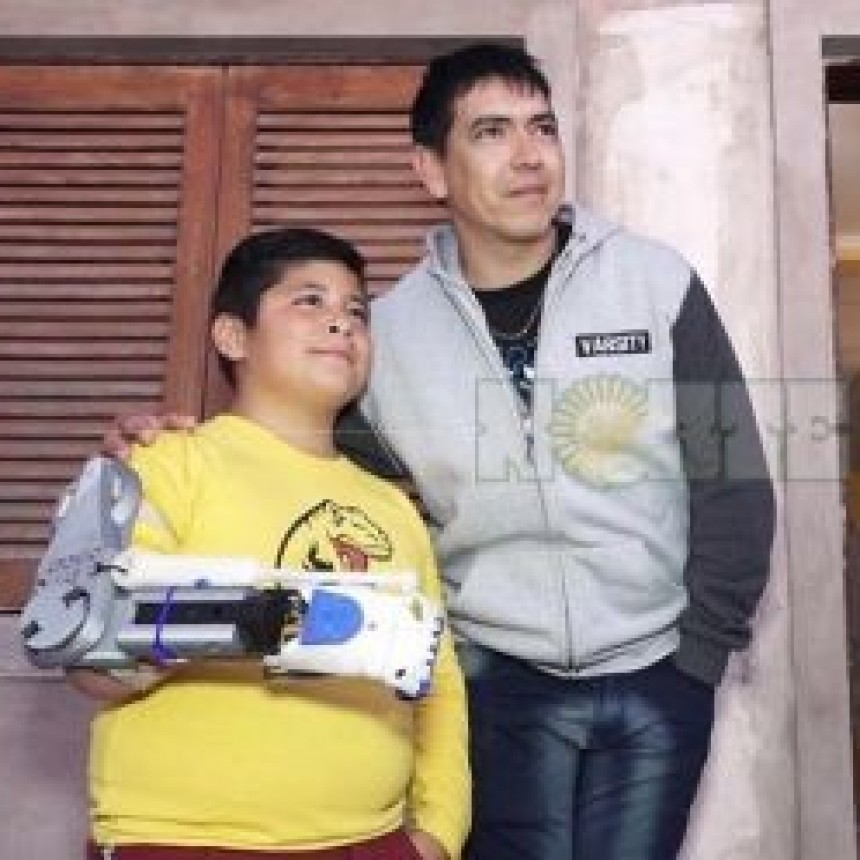 Gino Tubaro, el inventor solidario, entregó una prótesis en Charata
