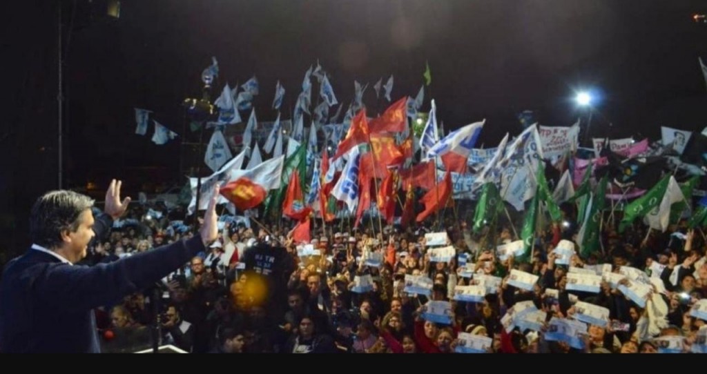 Capitanich cerró su campaña ante una multitud en Barranqueras