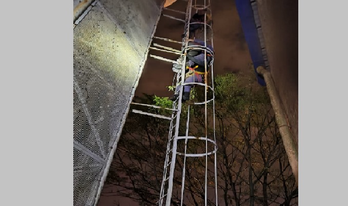 La Policía evitó que un adolescente en estado de ebriedad se lanzara al vacío desde una torre.