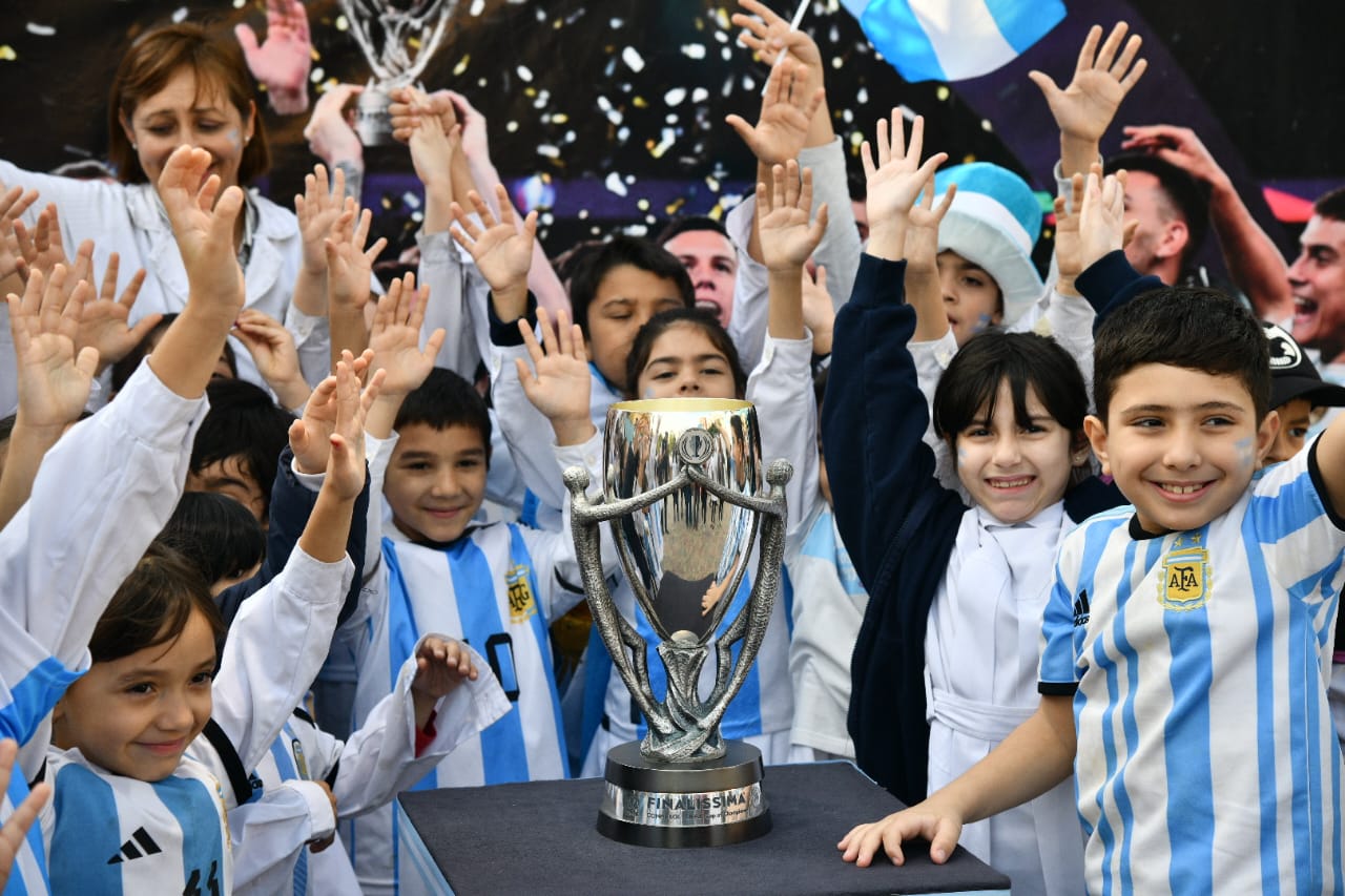 La Copa del Mundo, la de América y el trofeo de la Finalissima están en Formosa en una muestra futbolera de lujo.