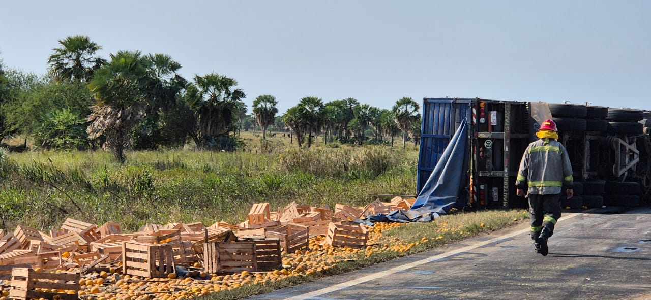 Volcó un camión en la ruta 11, cerca de Guaycolec.
