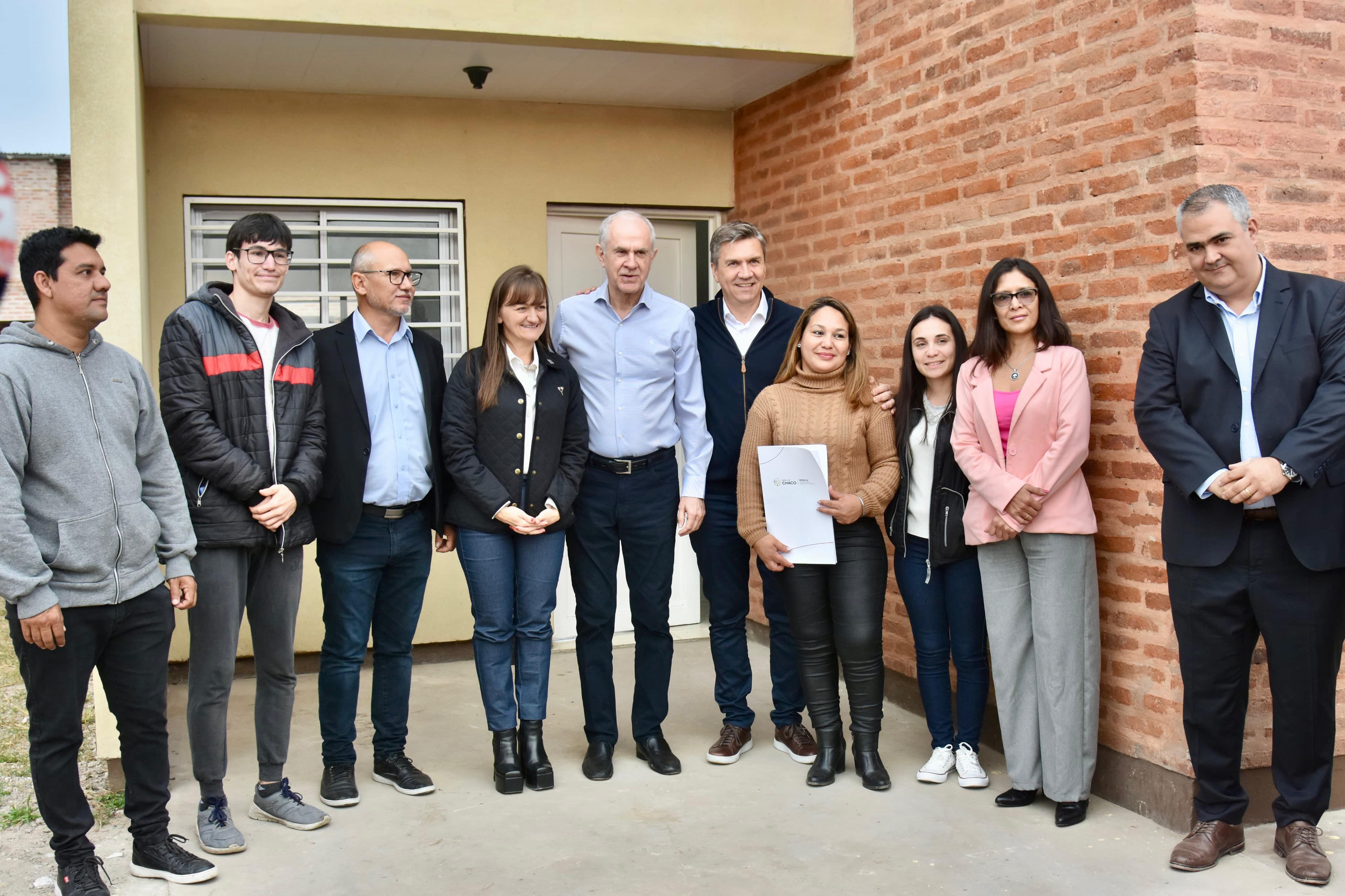 RESISTENCIA: EL GOBERNADOR ZDERO ENTREGÓ VIVIENDAS EN LA CHACRA 214