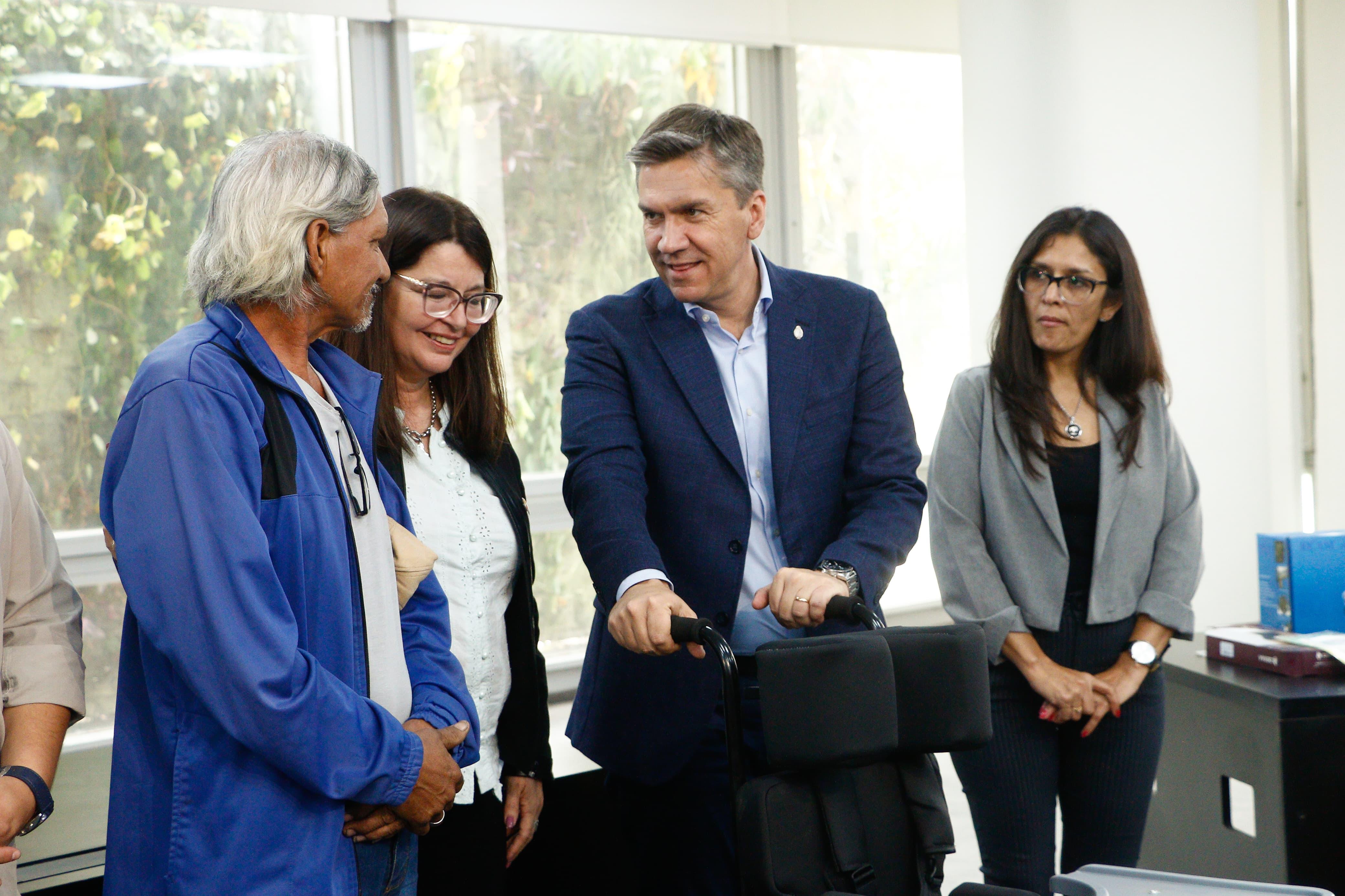 EL GOBIERNO ENTREGÓ EQUIPAMIENTOS A INSTITUCIONES EDUCATIVAS DE CAPACITACIÓN DE OFICIOS Y AYUDAS TÉCNICAS A PERSONAS CON DISCAPACIDAD
