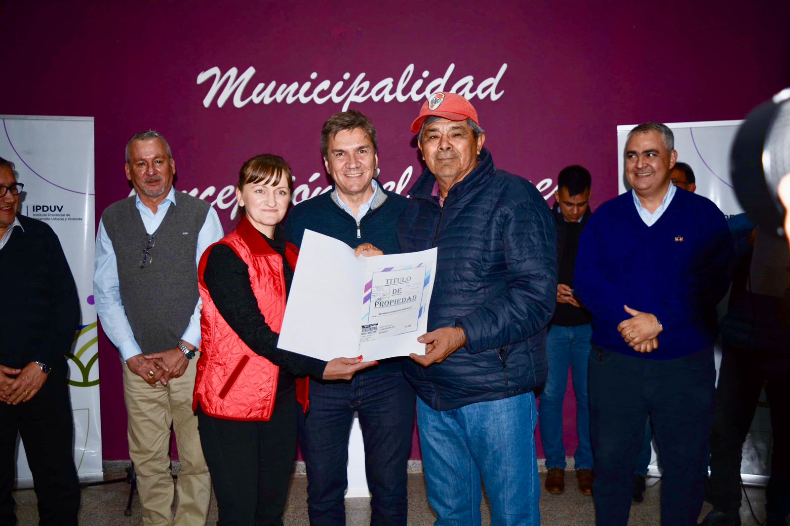 CONCEPCIÓN DEL BERMEJO: EL GOBERNADOR ZDERO ENTREGÓ HOY 30 TÍTULOS DE PROPIEDAD Y ANUNCIÓ OBRAS DE PAVIMENTO Y VIVIENDAS PARA LA COMUNIDAD