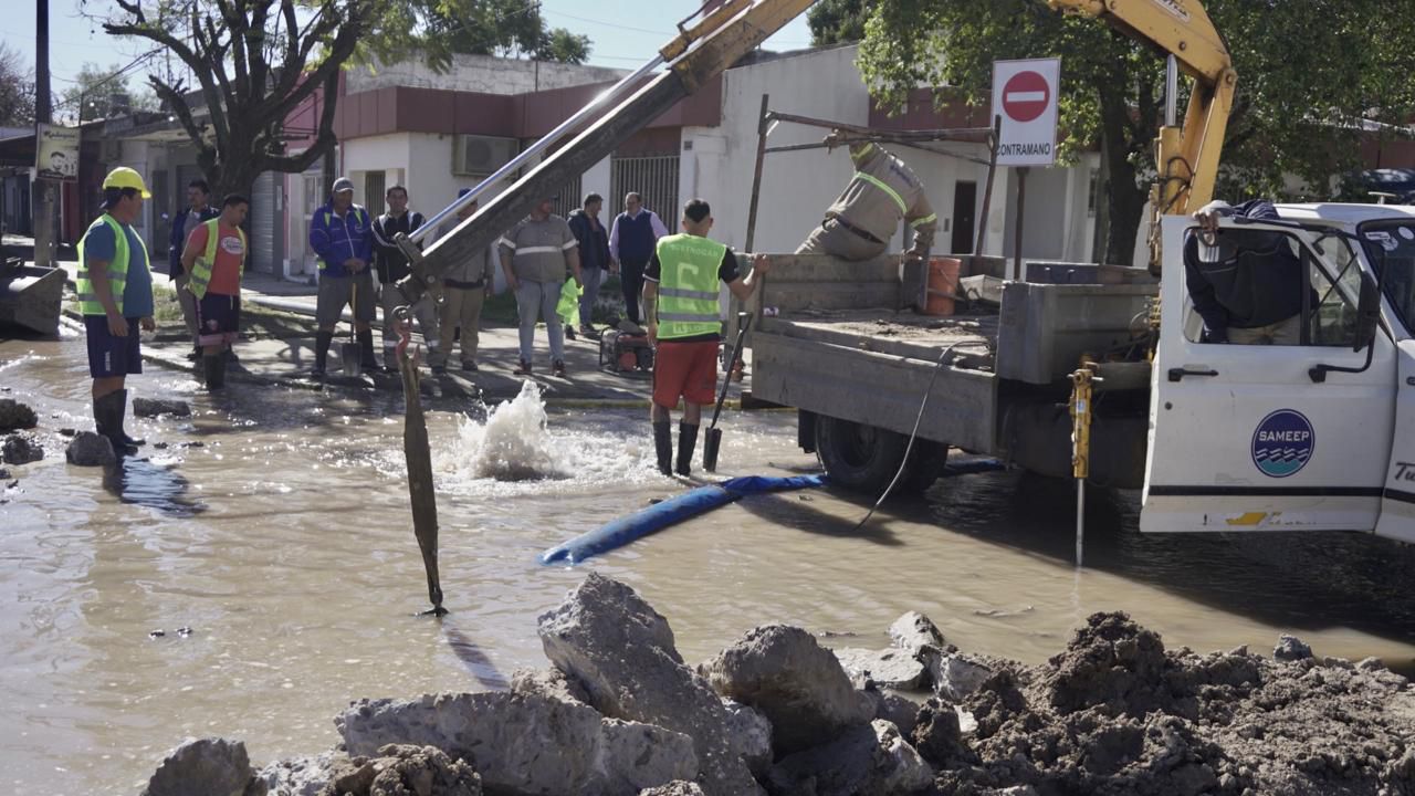 RESISTENCIA: SE REPARÓ LA ROTURA DE UN CAÑO EN UNA OBRA DE PAVIMENTO SOBRE AV. 9 DE JULIO
