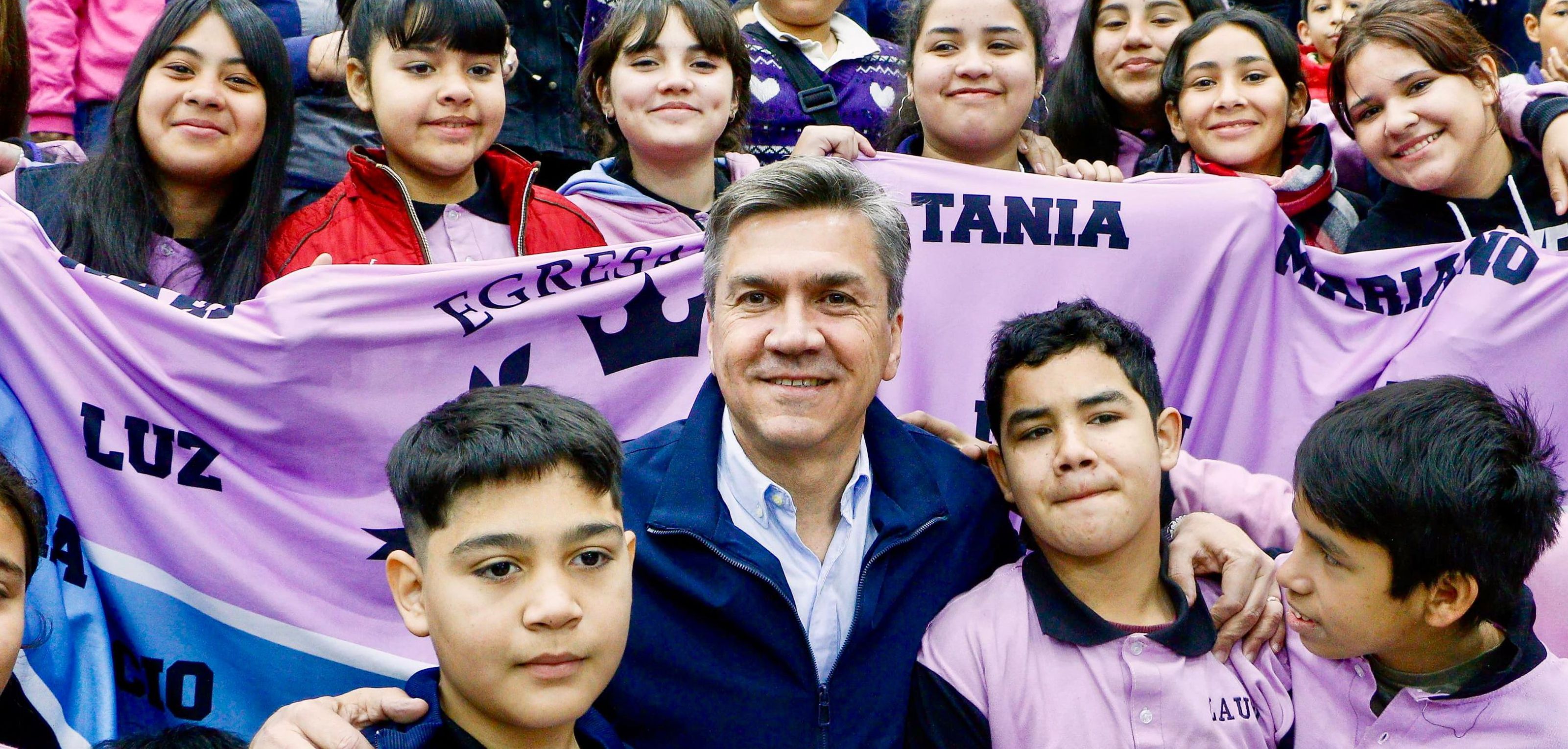EL GOBERNADOR ZDERO ENTREGÓ ELEMENTOS DEPORTIVOS A LOS 36 CENTROS DE EDUCACIÓN FÍSICA DE LA PROVINCIA