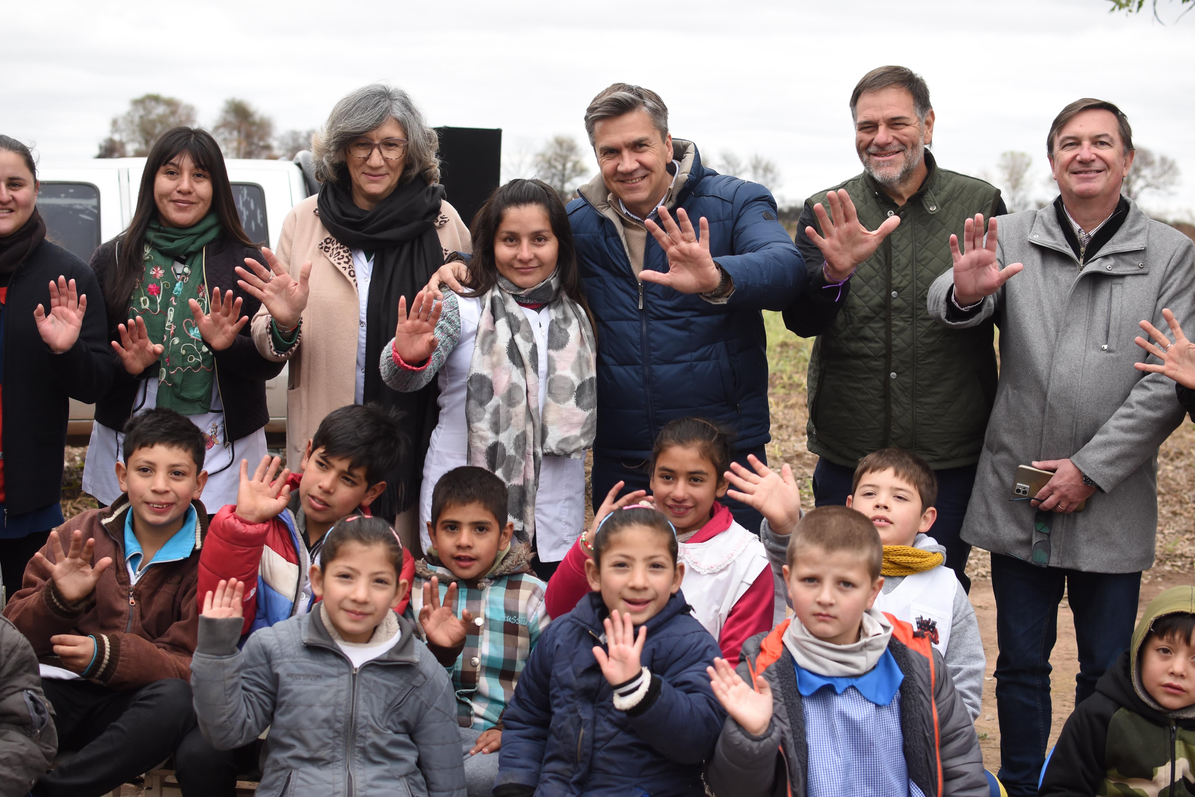 CORZUELA: EL GOBERNADOR ZDERO ENTREGÓ BICICLETAS A ALUMNOS DE LA ESCUELA RURAL 119  
