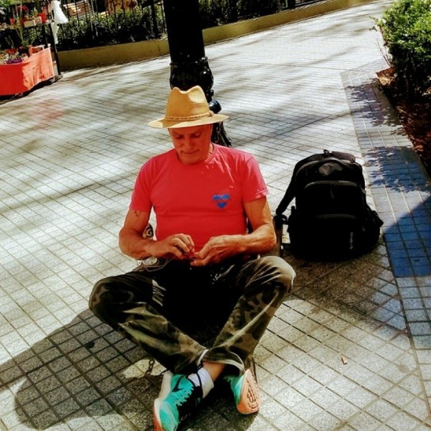 Se encadenó en la plaza Pringles para pedir Mejoras en el Servicio de Comunicación Telecom - Personal Argentina