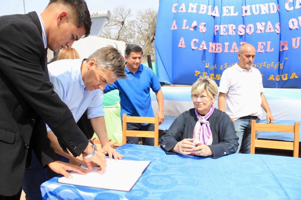 TACO POZO: EL GOBERNADOR ZDERO ACOMPAÑÓ “UNA ESCUELA DIFERENTE”, UN PROYECTO EDUCATIVO INNOVADOR, EN EL PARAJE OJO DE AGUA