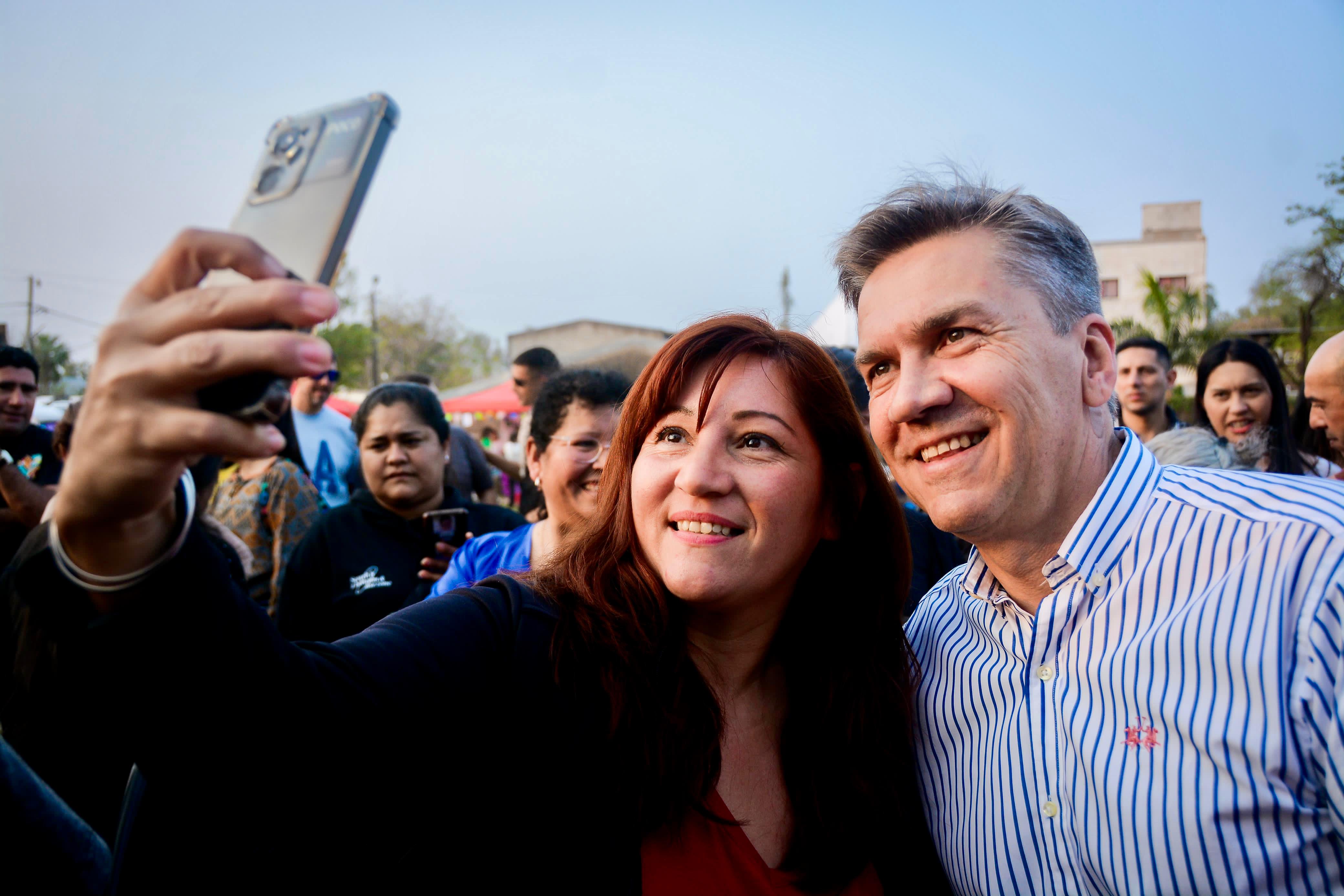 OBRAS QUE MEJORAN LA CALIDAD DE VIDA: EL GOBERNADOR ZDERO INAUGURÓ CUADRAS DE PAVIMENTO EN EL BARRIO ARAMBURU DE RESISTENCIA