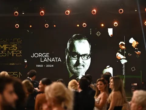 UNA EMOTIVA OVACIÓN PARA RECORDAR A JORGE LANATA