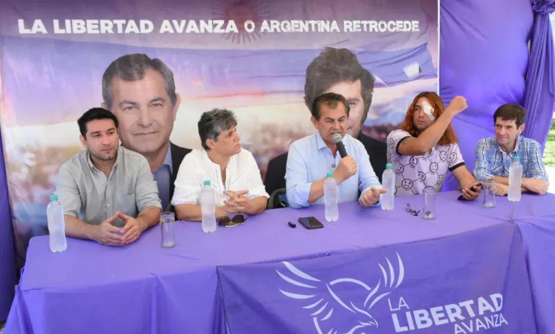 ESCÁNDALO EN LLA: REFERENTES DENUNCIAN QUE LA POLICÍA “LIBERÓ LA ZONA” EN MEDIO DE INCIDENTES.