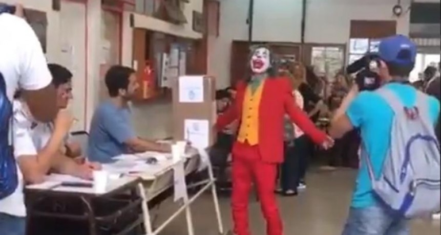 Con baile incluido: El Guasón Emitió su voto
