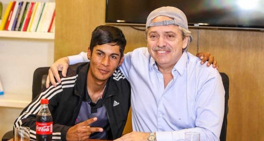 Alberto Fernández recibió al joven que fue presidente de mesa, discriminado en redes sociales