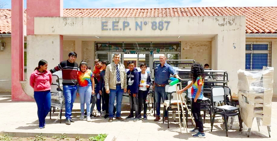 Fuerte Esperanza: El Director Regional hizo entrega de varios elementos para la EEP N° 887.