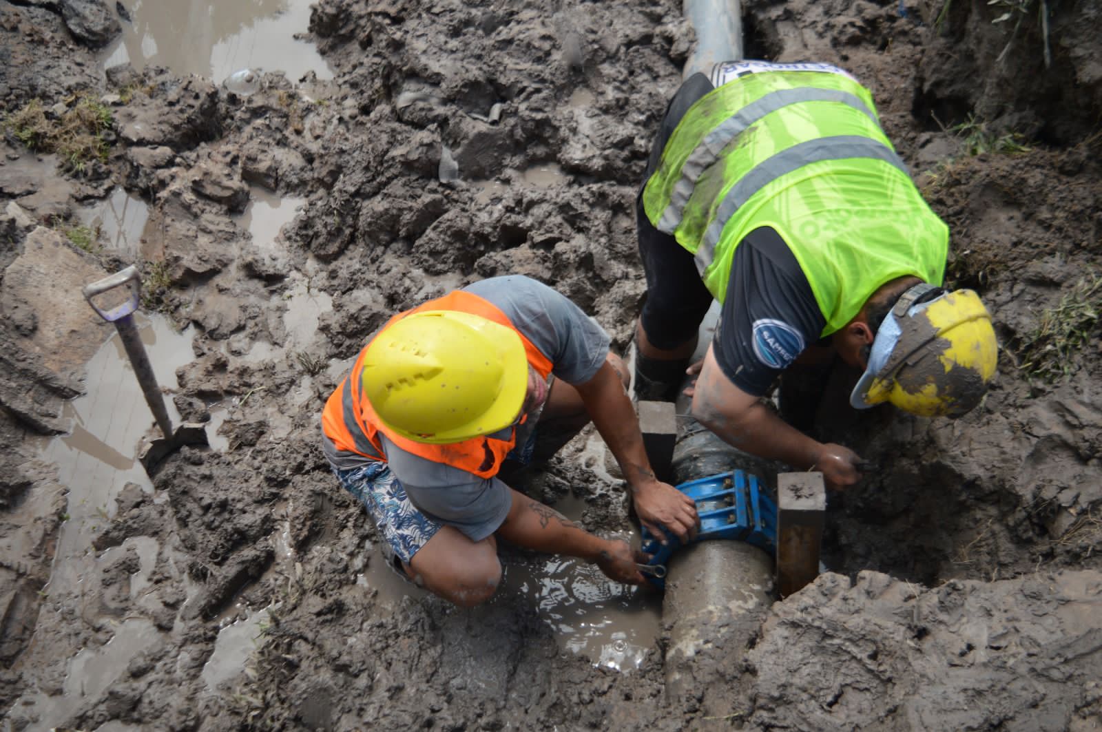 SAMEEP RESTABLECE EL SERVICIO DE AGUA POTABLE EN LOS BARRIOS SAN CAYETANO, ESPAÑA Y PROVINCIAS UNIDAS