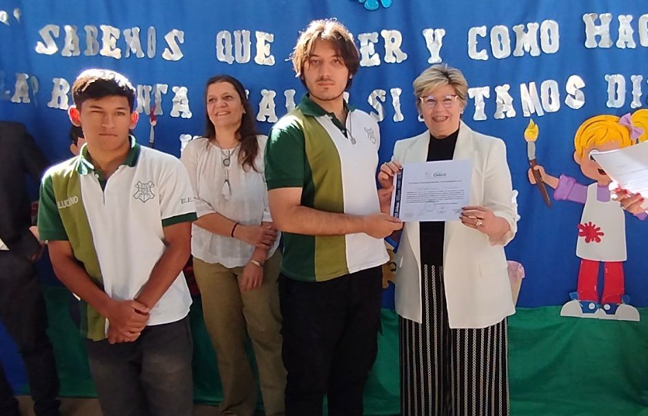 ESTUDIANTES DE LA EET Nº 2 RECIBIERON UN RECONOCIMIENTO POR LOS TRABAJOS DE MANTENIMIENTO REALIZADOS EN EL JARDÍN DE INFANTES Nº 101