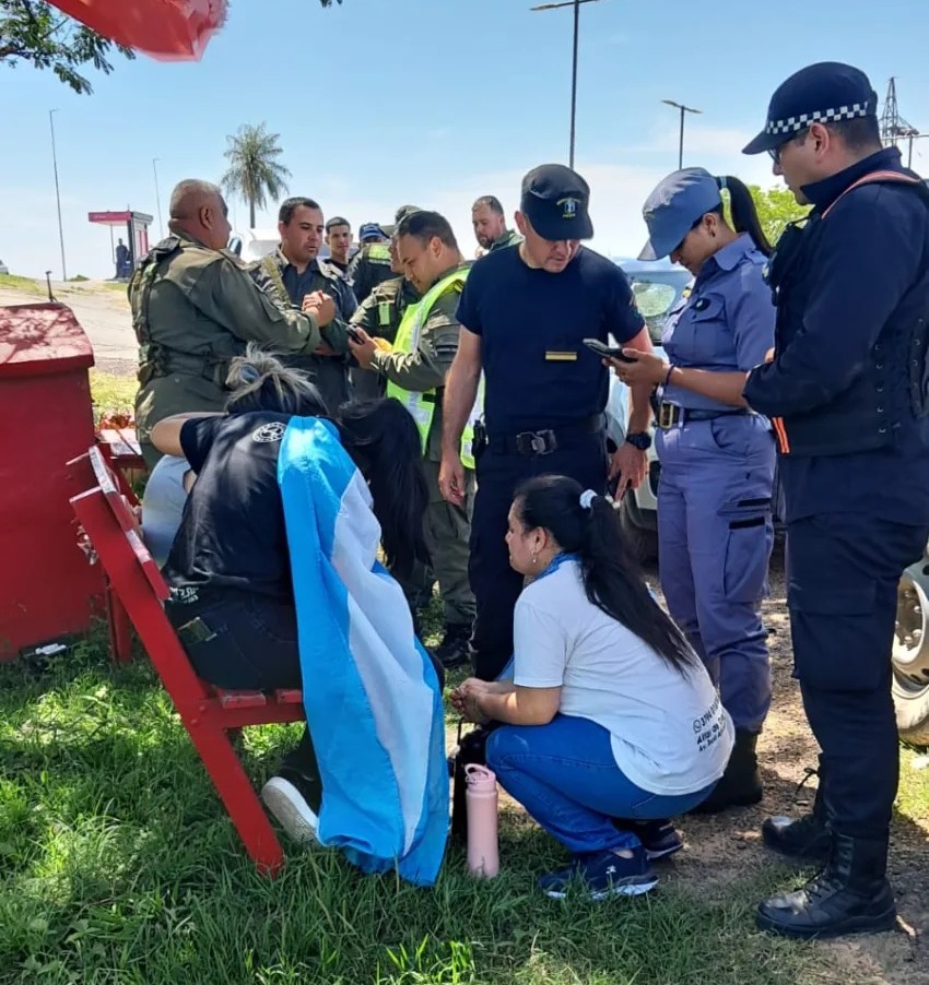 UN GRUPO DE RESCATISTAS CONTUVIERON A UNA MUJER EN UNA CRISIS EMOCIONAL EN EL PUENTE