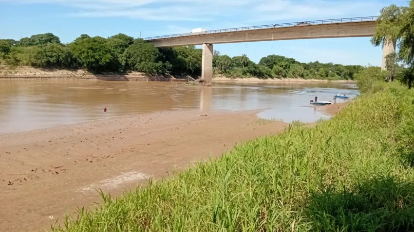 BUSCAN DESESPERADAMENTE A DOS ADOLESCENTES DESAPARECIDOS EN EL RÍO BERMEJO