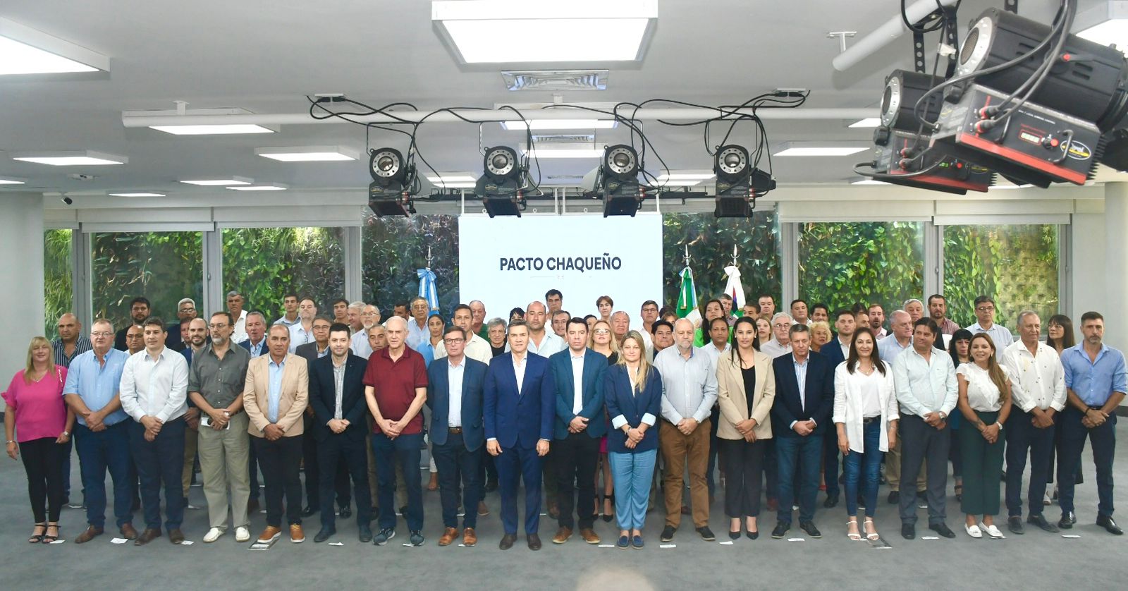 EL GOBERNADOR ZDERO Y LOS INTENDENTES RUBRICARON EL PACTO CHAQUEÑO.