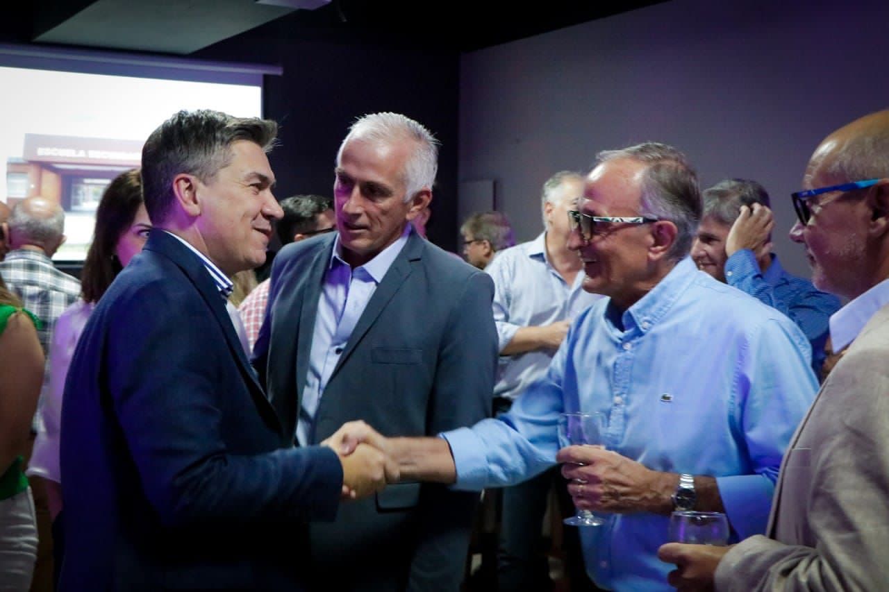 EL GOBERNADOR ACOMPAÑÓ LA CENA ANIVERSARIO DE APYMEC Y RESPALDÓ AL SECTOR