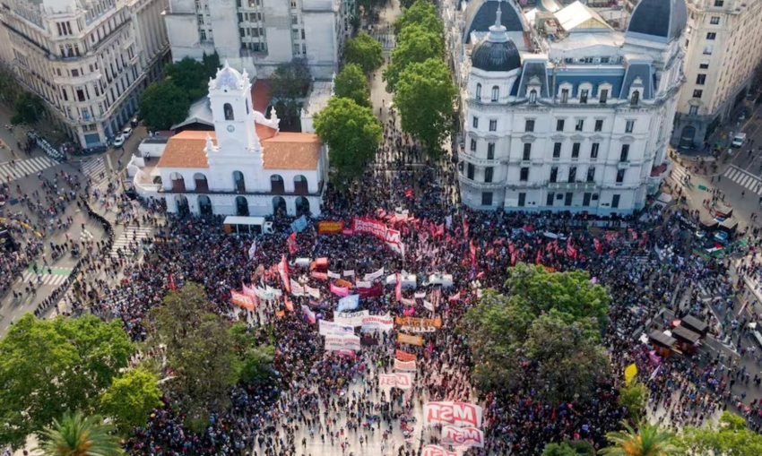 Tras un inicio con incidentes, piqueteros leyeron un documento y descomprimieron la manifestación