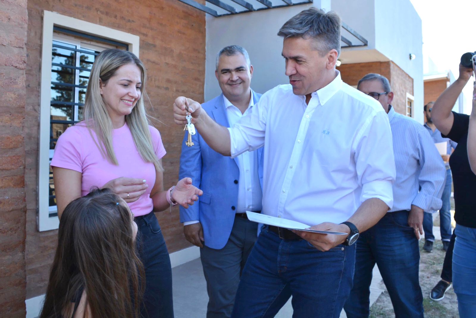EN SANTA SYLVINA, ZDERO ENTREGÓ VIVIENDAS Y TÍTULOS DE PROPIEDAD A VECINOS DE LA LOCALIDAD