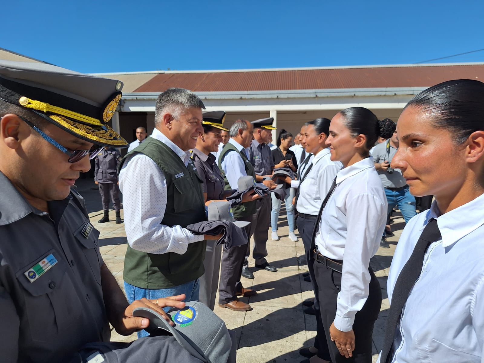 EL GOBIERNO PROVINCIAL ENTREGÓ INDUMENTARIA A ALUMNOS DEL CURSO DE FORMACIÓN PARA AGENTES PENITENCIARIOS
