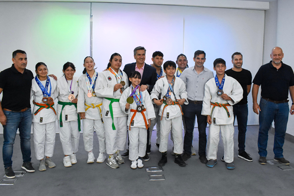 EL DEPORTE COMO EJEMPLO: EL GOBERNADOR ZDERO RECONOCIÓ EL DESEMPEÑO DE JÓVENES CHAQUEÑOS