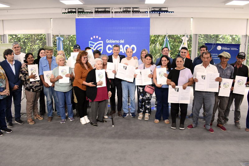 SE ENTREGARON TÍTULOS DE PROPIEDAD: “LAS TIERRAS VUELVEN A MANOS DE LOS QUE REALMENTE TRABAJAN” DIJO EL GOBERNADOR ZDERO