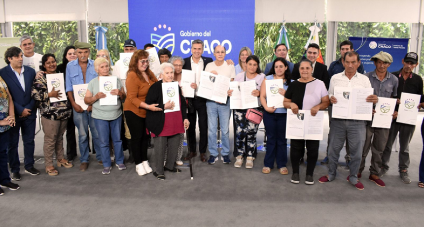 SE ENTREGARON TÍTULOS DE PROPIEDAD: “LAS TIERRAS VUELVEN A MANOS DE LOS QUE REALMENTE TRABAJAN” DIJO EL GOBERNADOR ZDERO