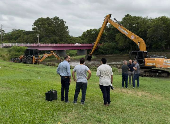 LA APA REALIZA LIMPIEZA DE VEGETACIÓN Y RESIDUOS EN EL RÍO NEGRO, FRENTE AL DOMO DEL CENTENARIO