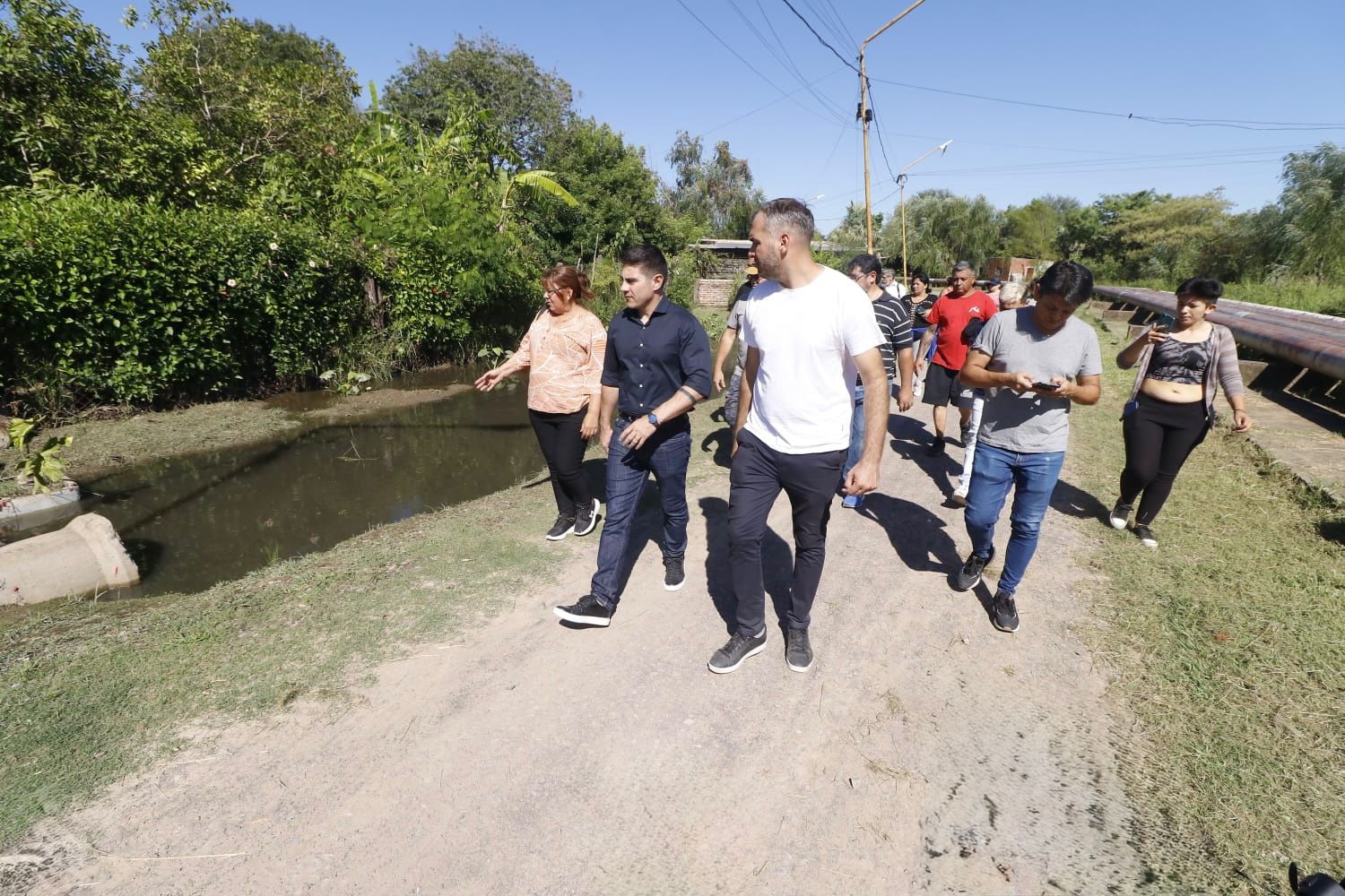 EN BARRANQUERAS: EL GOBIERNO PROVINCIAL CONTINÚA CON LOS TRABAJOS DE LIMPIEZA Y SANEAMIENTO