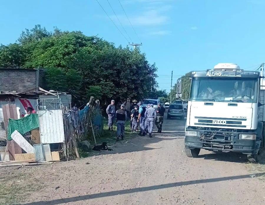 OPERATIVO DE ERRADICACIÓN EN RESISTENCIA: LIMPIEZA DE ASENTAMIENTO Y BASURAL EN EL RÍO NEGRO