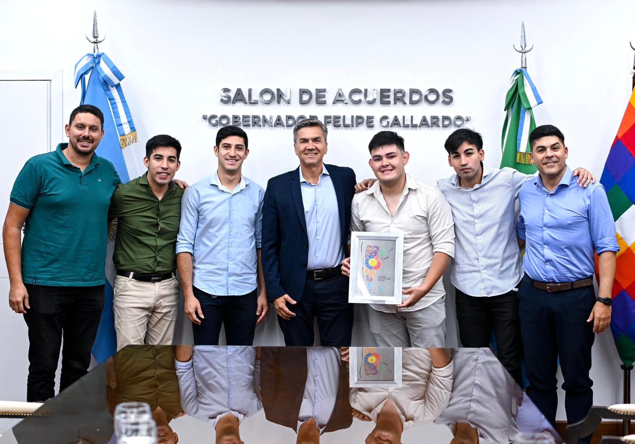 ORGULLO CHAQUEÑO: EL GOBERNADOR ZDERO RECIBIÓ AL GRUPO TRINAR, TRAS SU DESTACADA ACTUACIÓN EN COSQUÍN