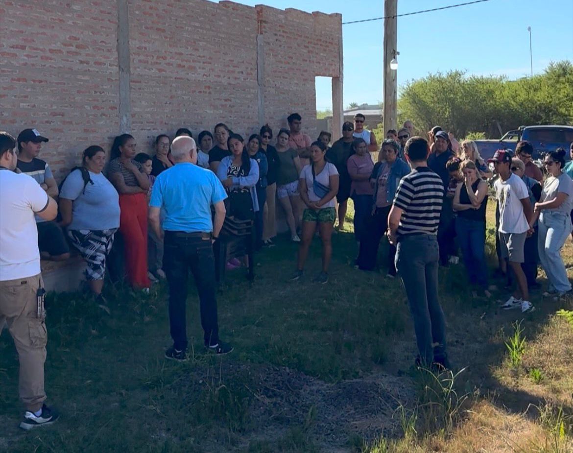 SECHEEP AVANZA CON LA REGULARIZACIÓN DE CONEXIONES ELÉCTRICAS EN LA CHACRA 215 DE RESISTENCIA