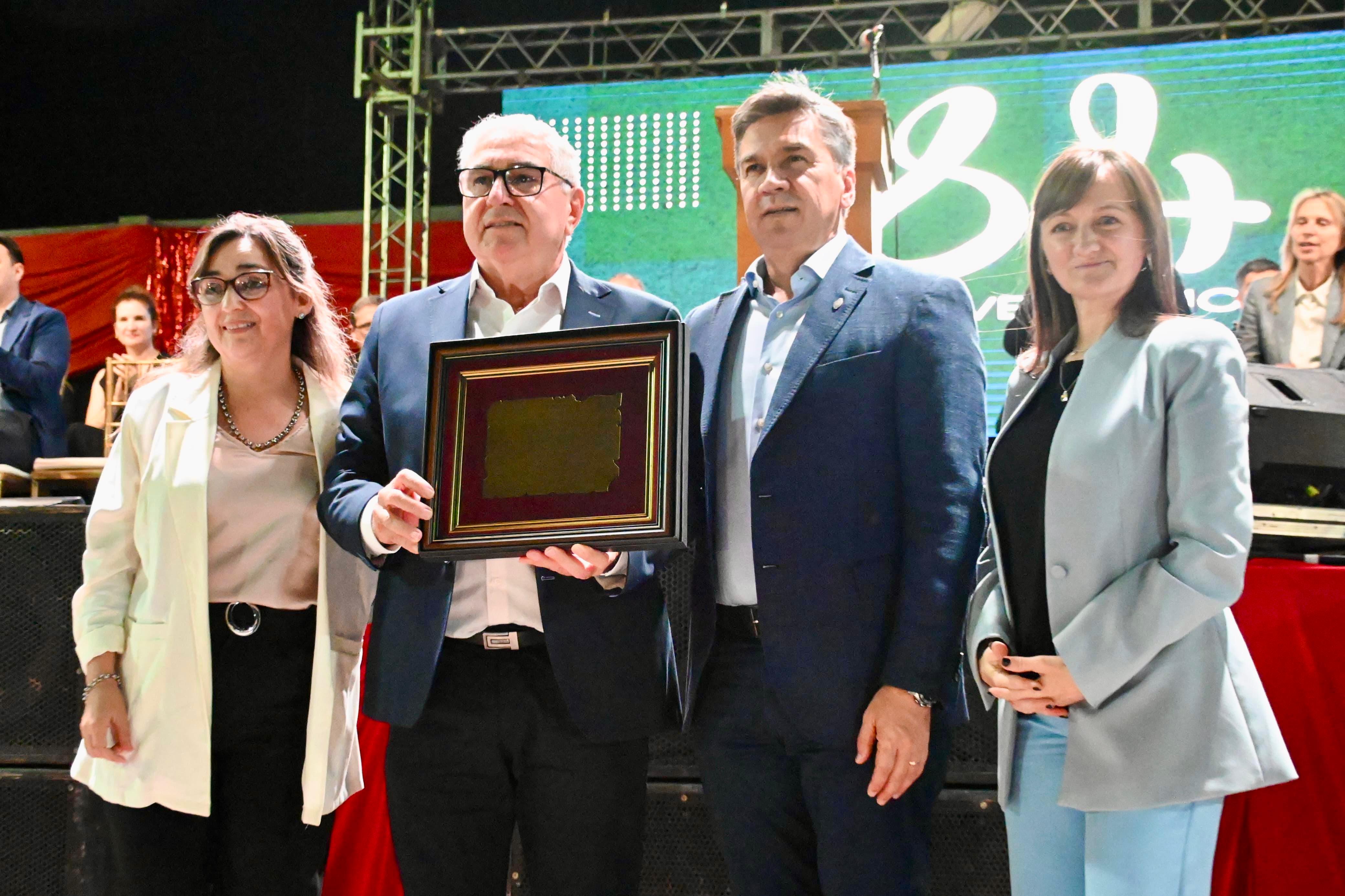 HERMOSO CAMPO: EL GOBERNADOR ZDERO ACOMPAÑÓ EL ACTO POR EL 84° ANIVERSARIO, ENTREGÓ UN EQUIPO DE RADIOLOGÍA AL HOSPITAL LOCAL E INAUGURÓ REFACCIONES DEL REGISTRO CIVIL